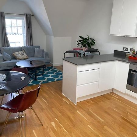 일링 Lovely 2-Bed Flat With Well Equipped Kitchen 아파트 외부 사진