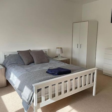 일링 Lovely 2-Bed Flat With Well Equipped Kitchen 아파트 외부 사진