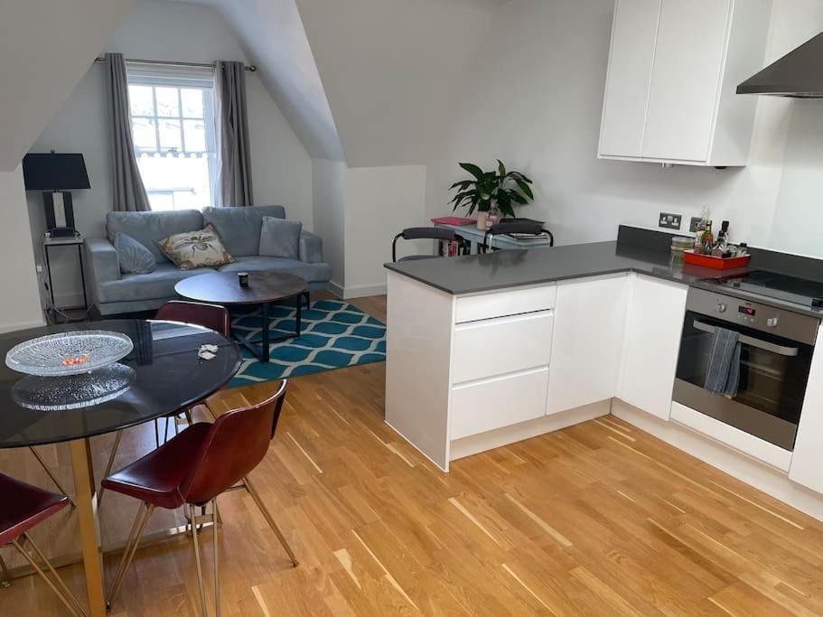 일링 Lovely 2-Bed Flat With Well Equipped Kitchen 아파트 외부 사진