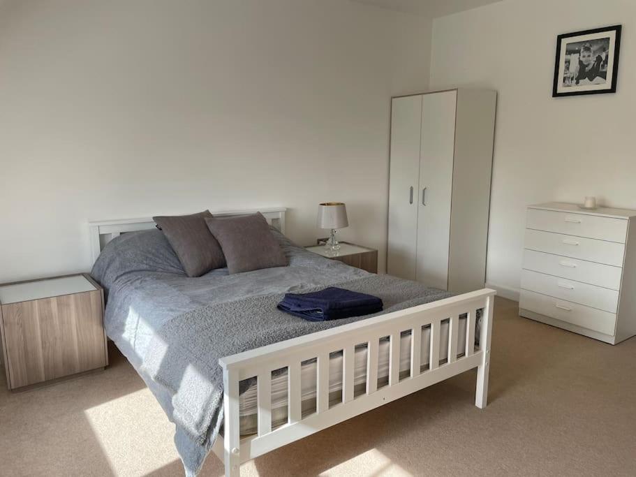일링 Lovely 2-Bed Flat With Well Equipped Kitchen 아파트 외부 사진