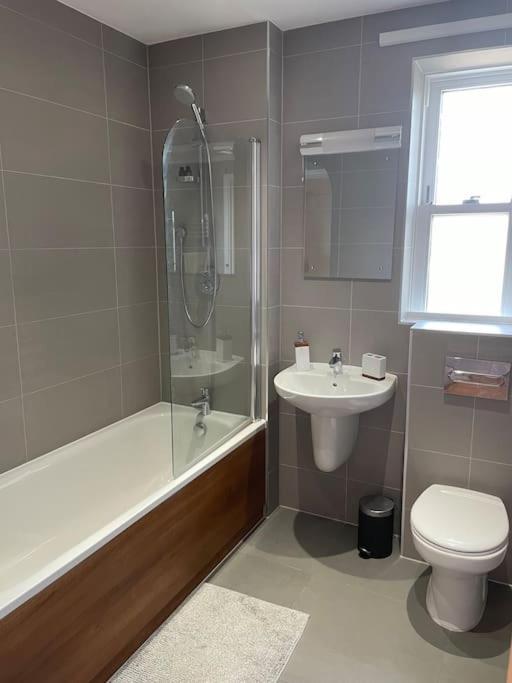 일링 Lovely 2-Bed Flat With Well Equipped Kitchen 아파트 외부 사진